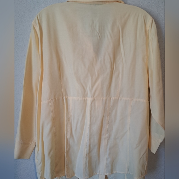 Dressbarn button down shirt. Light yellow and Corset style - Picture 6 of 13